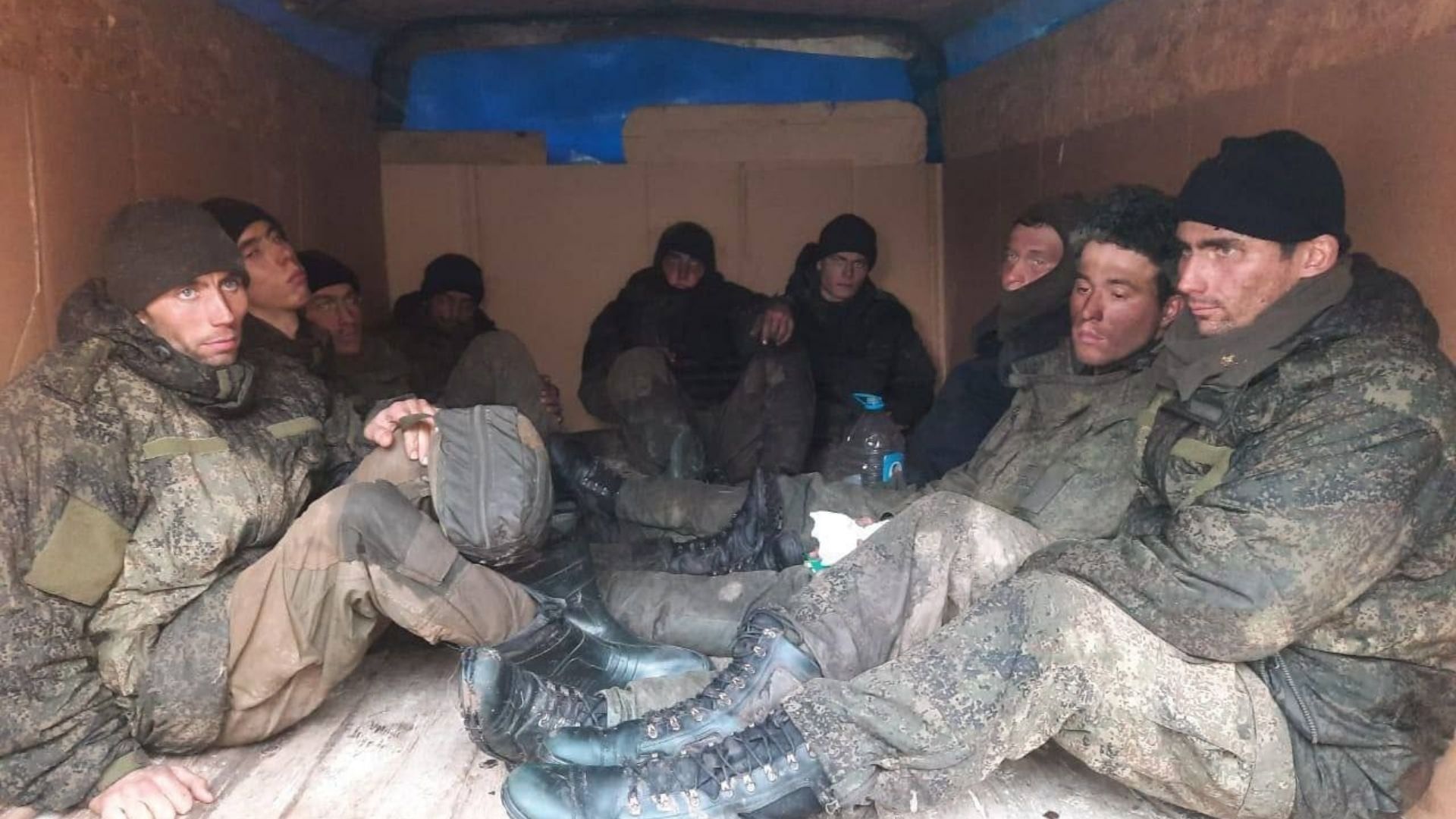 На фото: российские оккупанты взятые в плен Украинскими защитниками